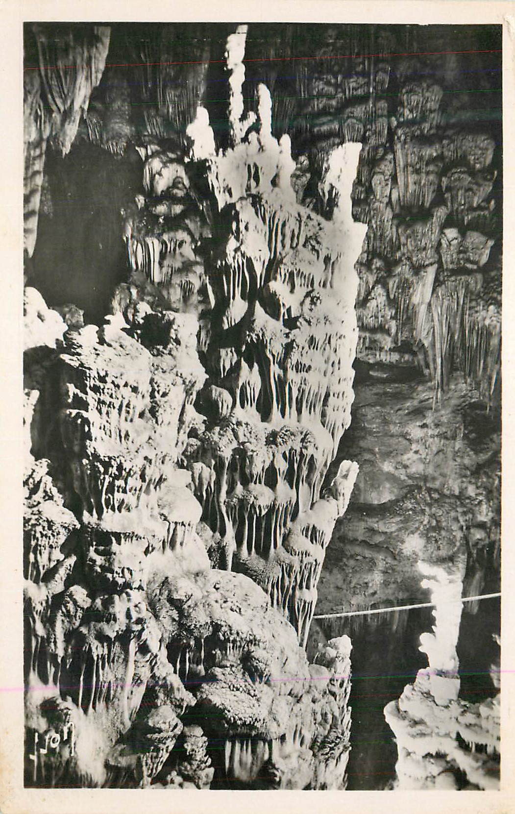 Grotte de la Pierre-qui-Vire — stalactites et stalagmites — éditeur non identifié