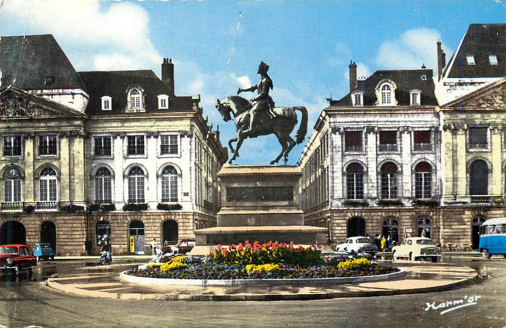CPM Orleans (Loiret) Place du Martroi Statue de Jeanne d'Arc Rue Royale