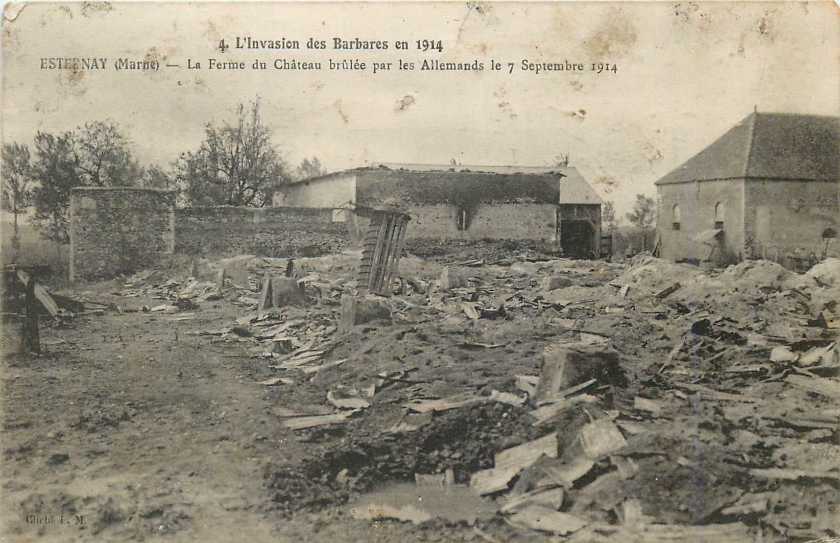 CPA Esternay (Marne) L'Invasion des Barbares en 1914 La Ferme du CHateau Brulee par les Allemands Militaria