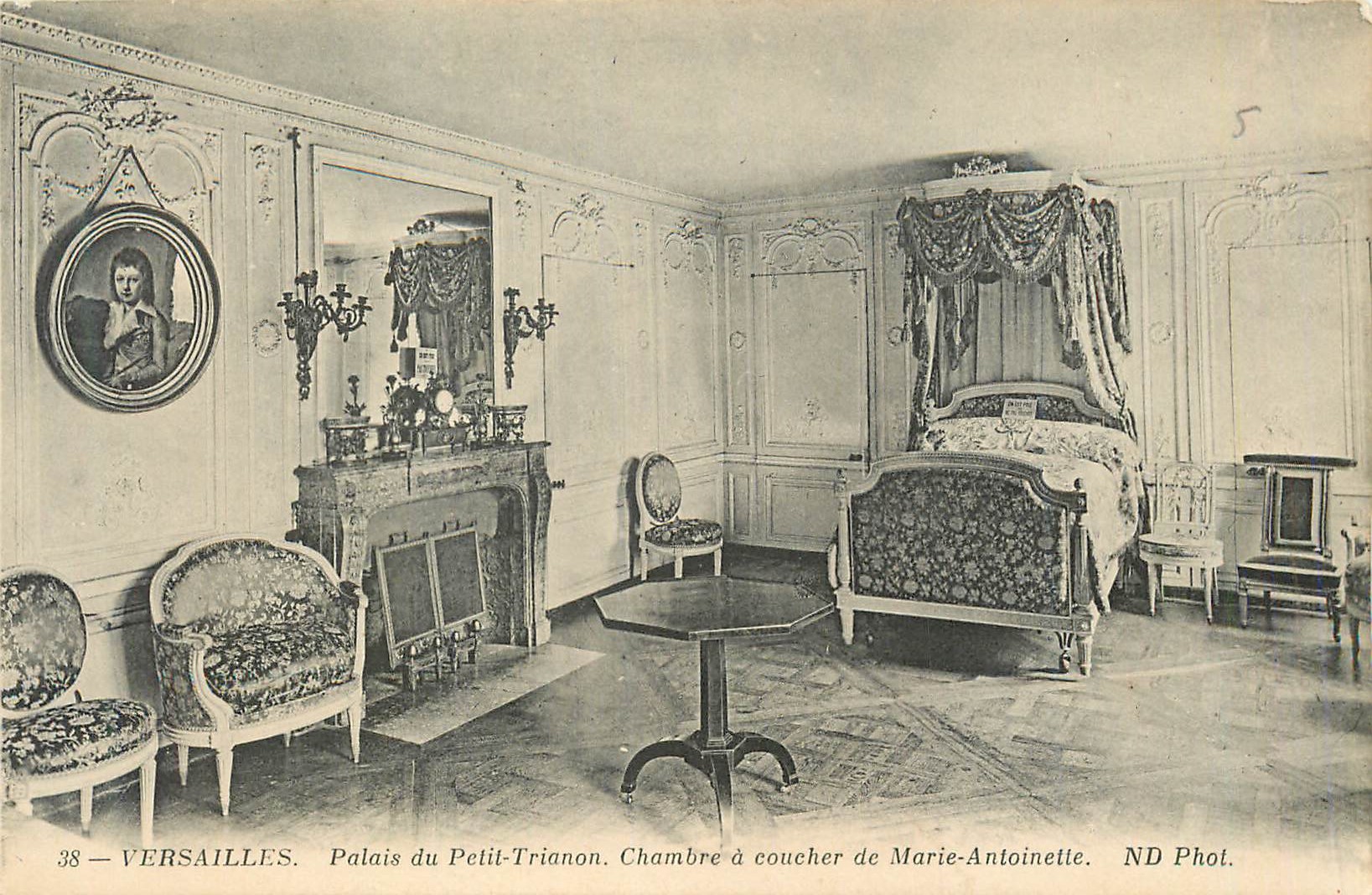 CPA Versailles Palais du Petit Trianon Chambre a Coucher de Marie Antoinette