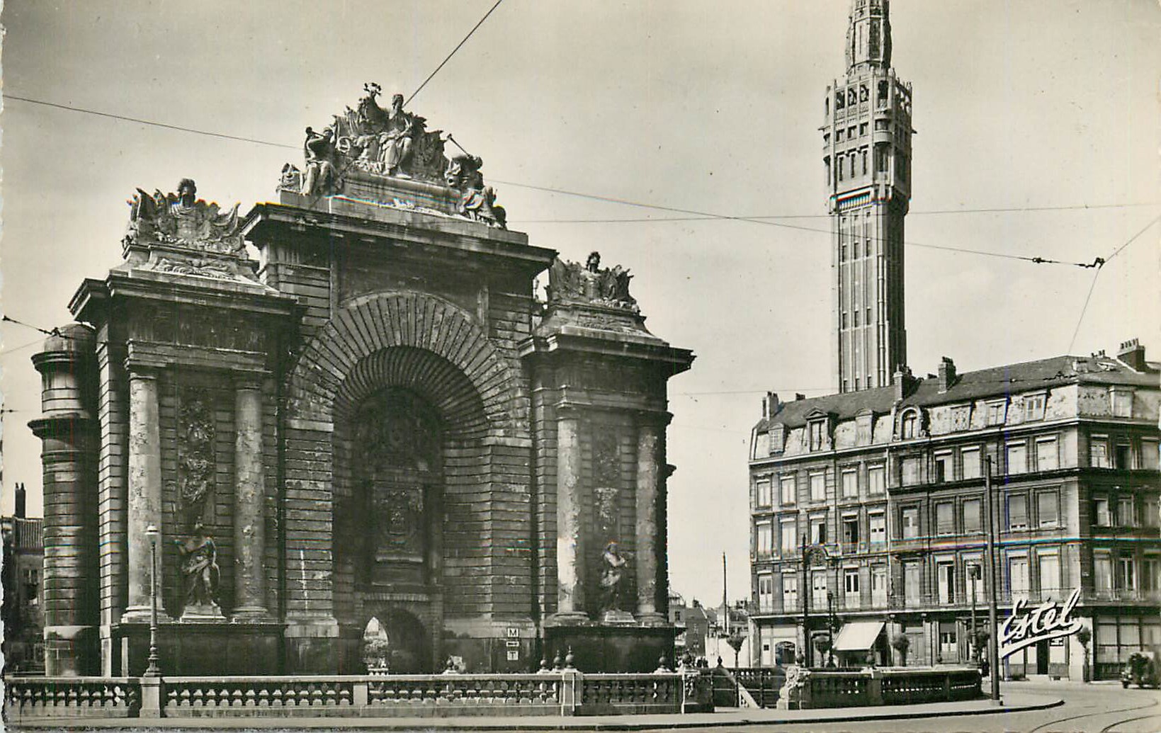 CPM Lille La Porte de Paris et le Beffroi de L'Hotel de Ville