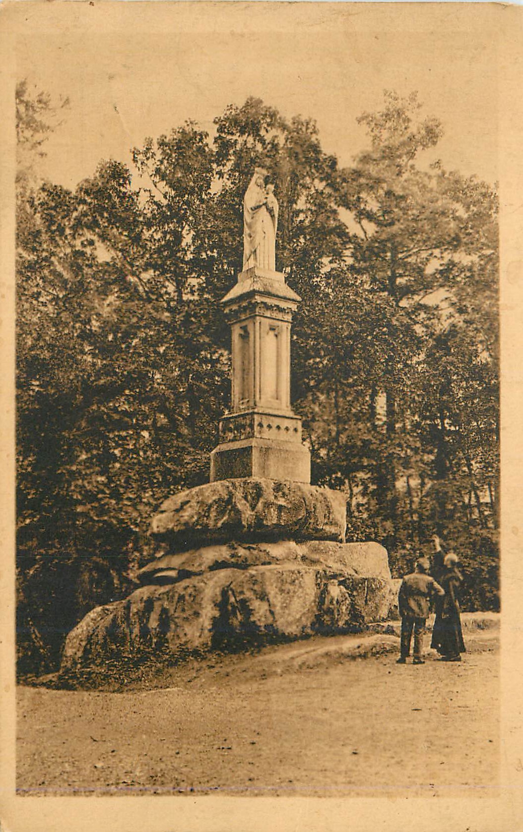 Statue de la Vierge Marie — monument sur rocher — éditeur inconnu