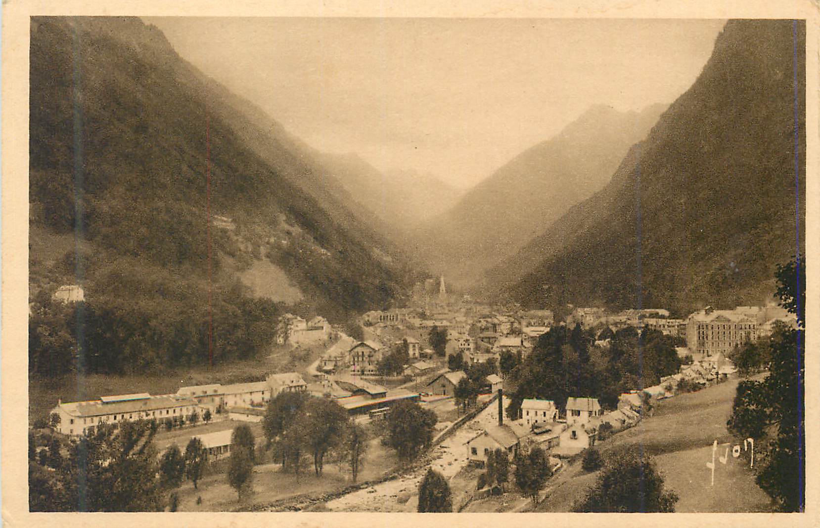 CPA Cauterets (Hautes Pyrenees) Vue Generale