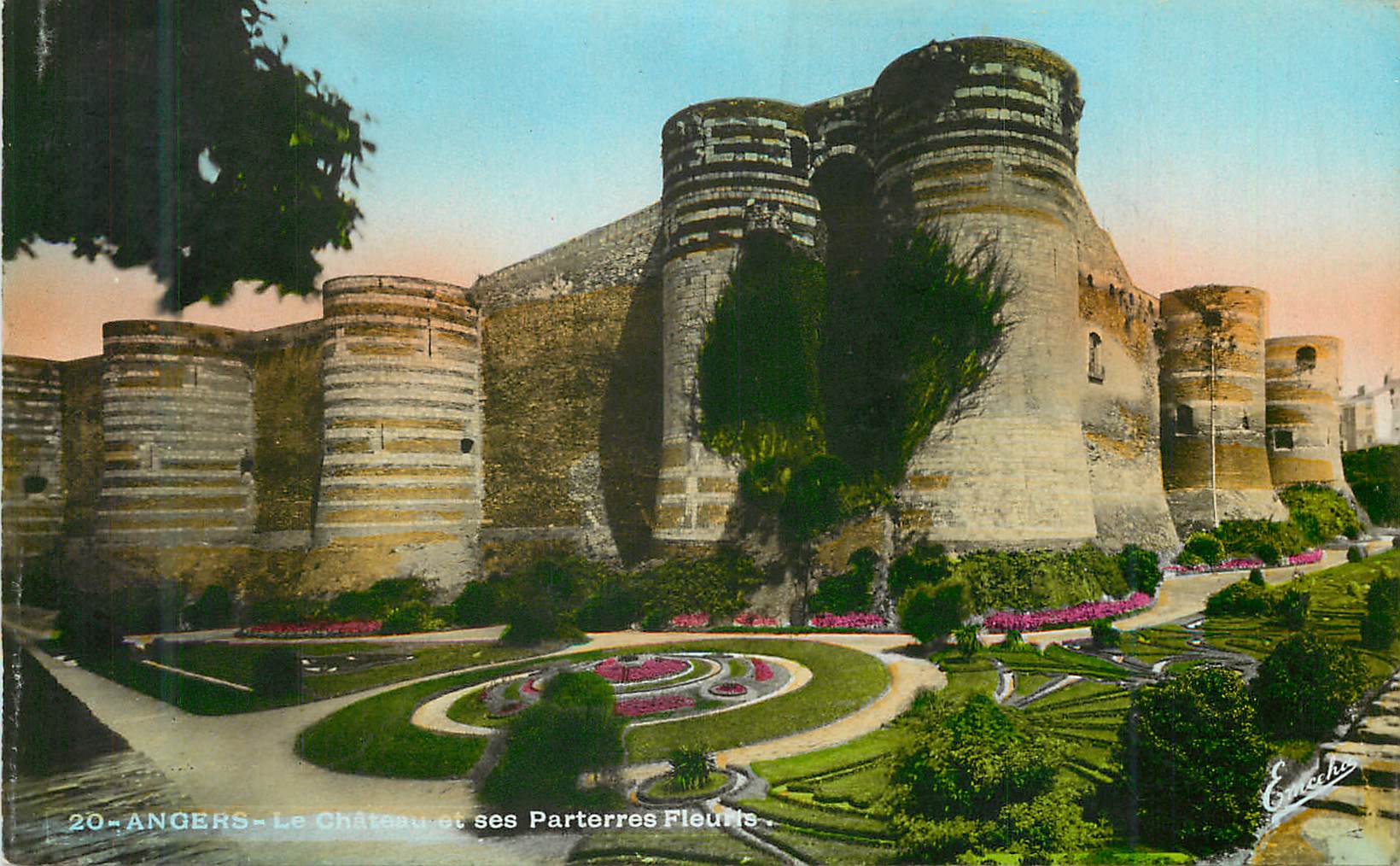 CPM Angers Le Chateau et ses Parterres Fleuris