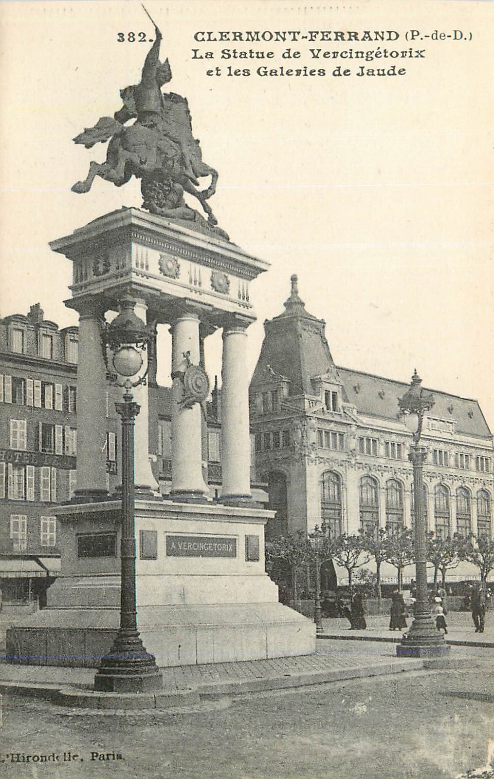 CPA Clermont Ferrand (P de D) La Statue de Vercingetorix et les Galeries de Jaude