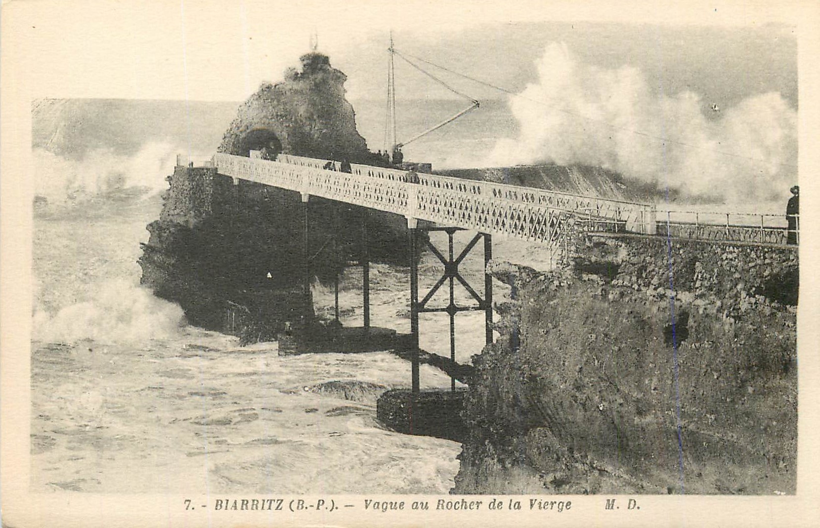 Biarritz (B.-P.) — Vague au Rocher de la Vierge — M. D.