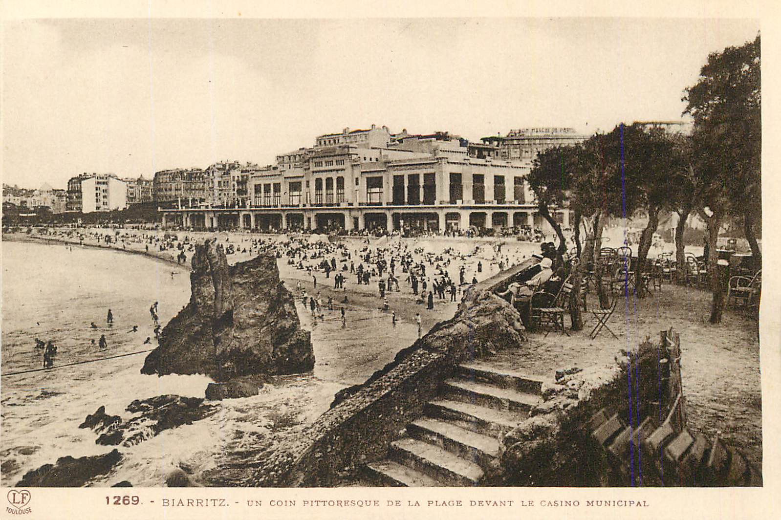 CPA Biarritz Un Coin Pittoresque de la Plage devant le Casino Municipal