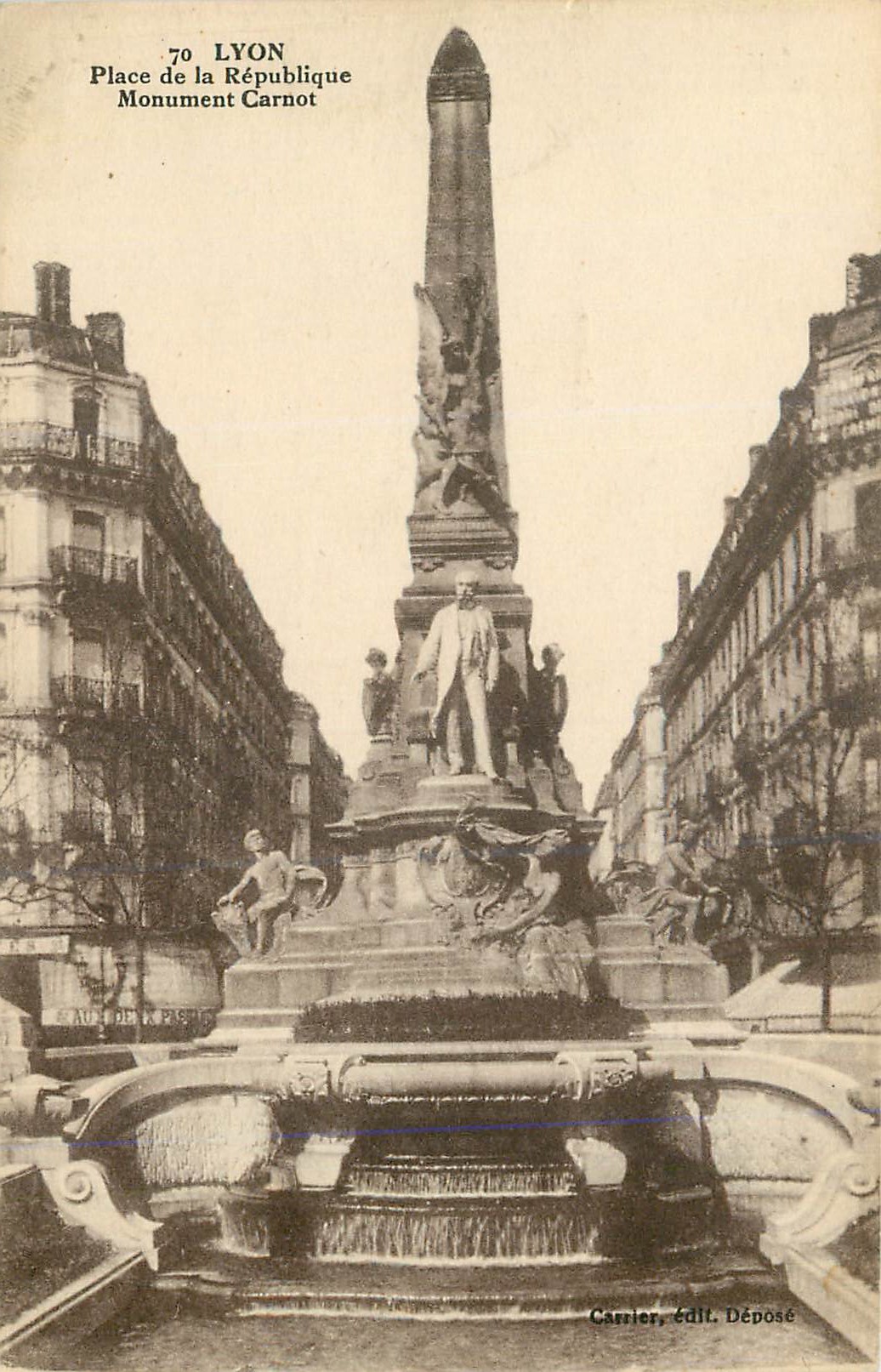 CPA Lyon PLace de la Republique Monument Carnot