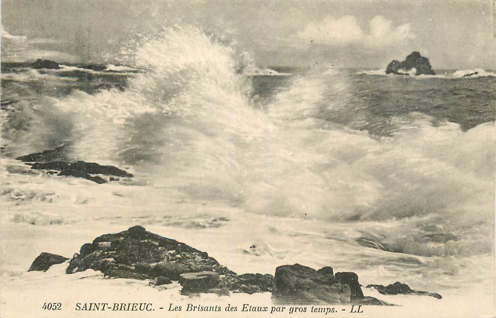 CPA Saint Brieuc Les Brisants des Etaux par Gros Temps