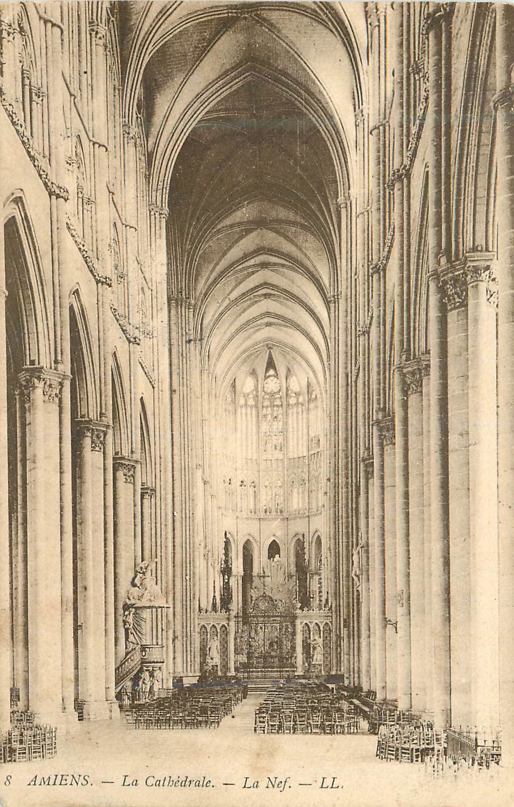 CPA Amiens La Cathedrale La Nef