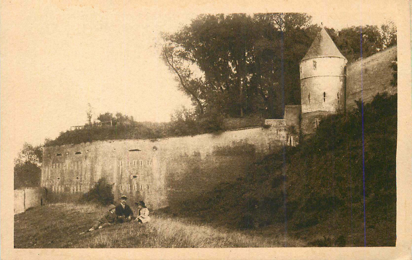 CPA Montreuil sur Mer Les Remparts a la Fontaine ds Cleres