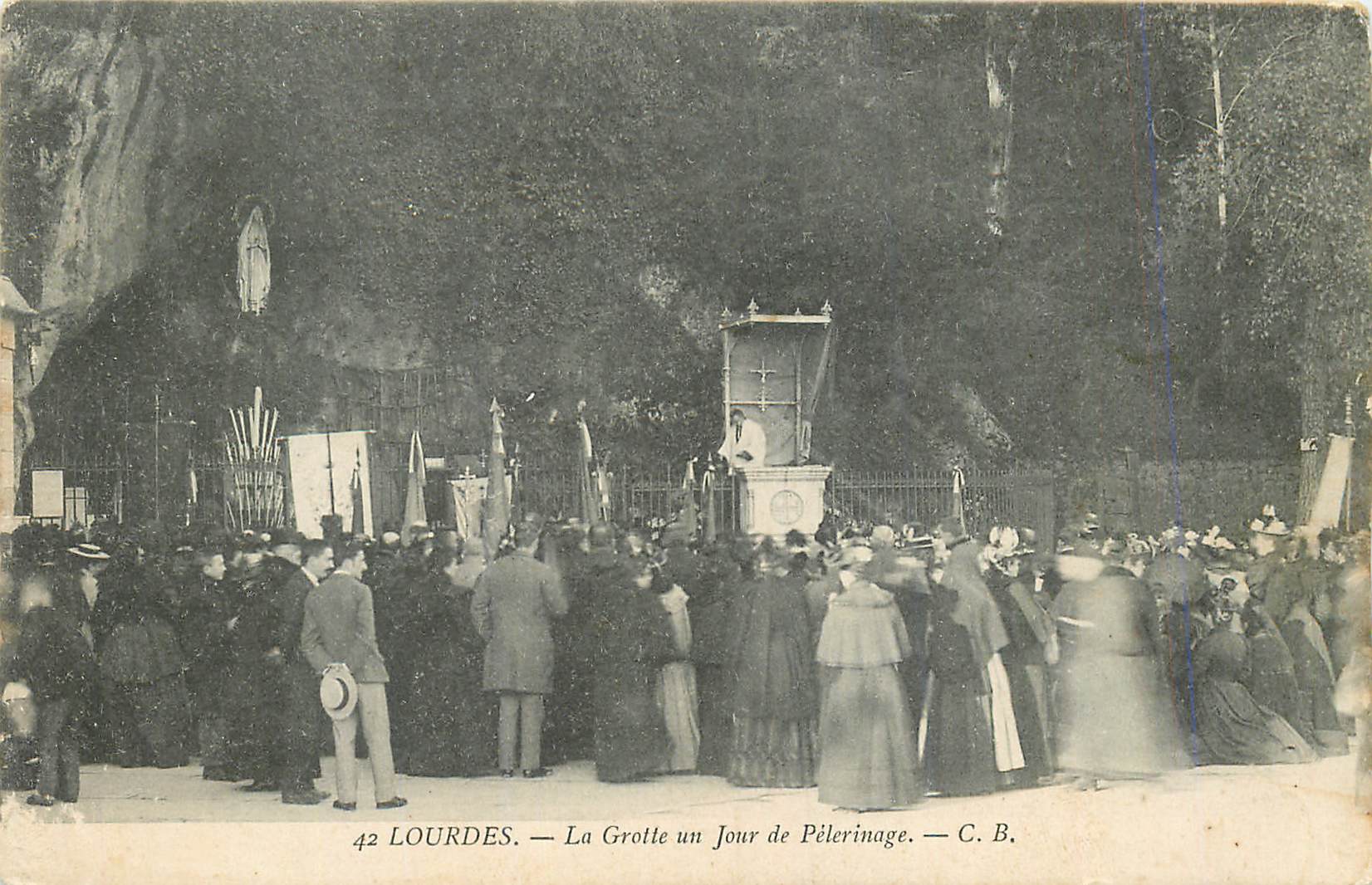 CPA Lourdes La Grotte un Jour de Pelerinage