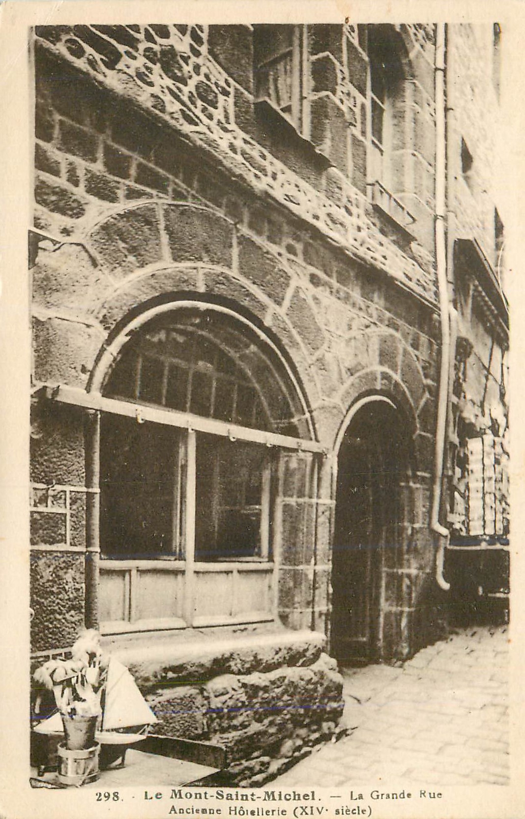 CPA Le Mont Saint Michel La Grande Rue Ancienne Hotellerie (XIVe Siecle)