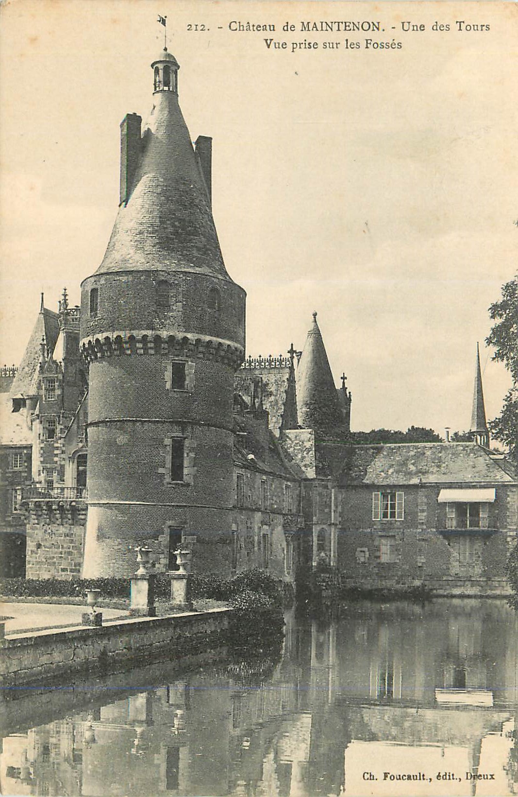 CPA Chateau de Maintenon Une des Tours Vue prise sur les Fosses