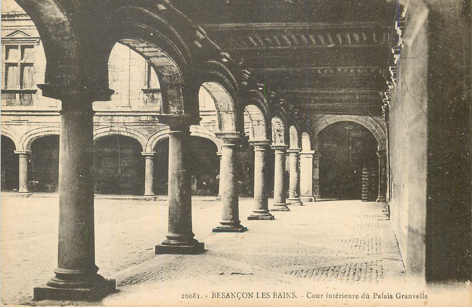 BESANÇON LES BAINS - Cour intérieure du Palais Granvelle