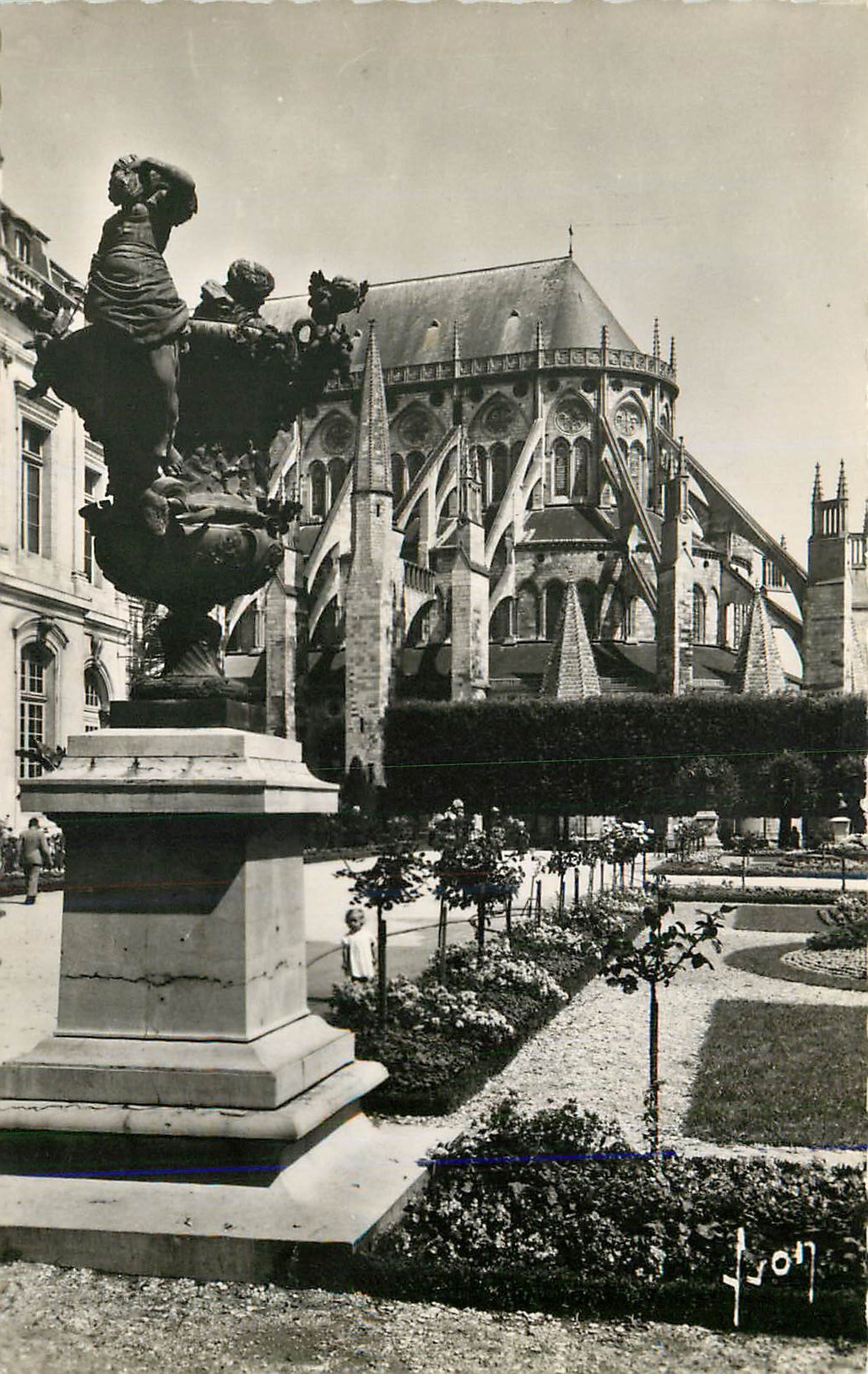 CPM Bourges (Cher) Le Jardin et le Chevet de la Cathedrale
