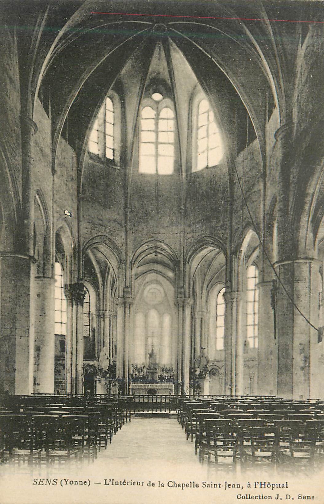 CPA Sens (Yonne) L'Interieur de la Chapelle Saint Jean a l'Hopital