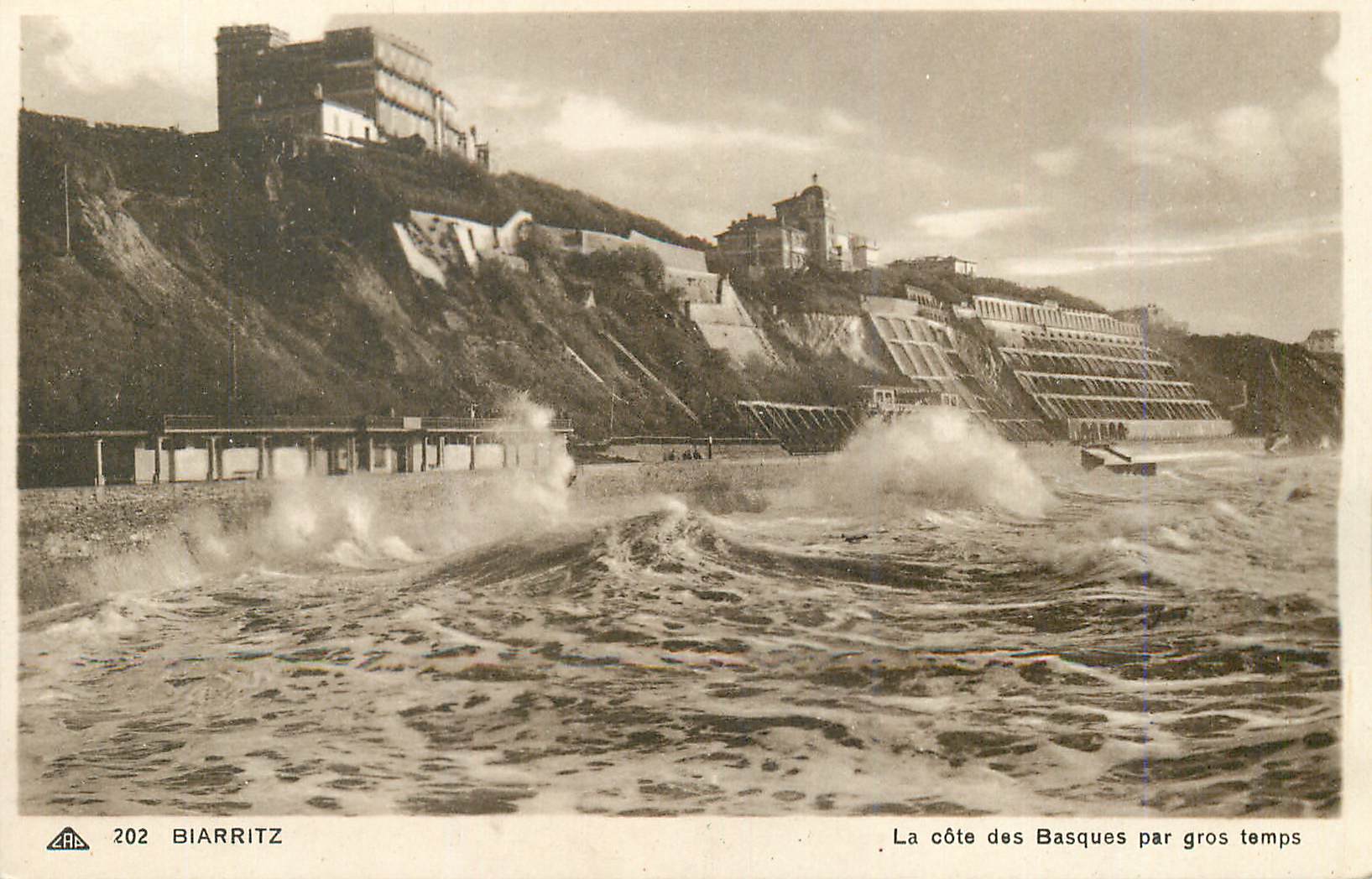 La côte des Basques par gros temps — Biarritz — éditeur CPA 202