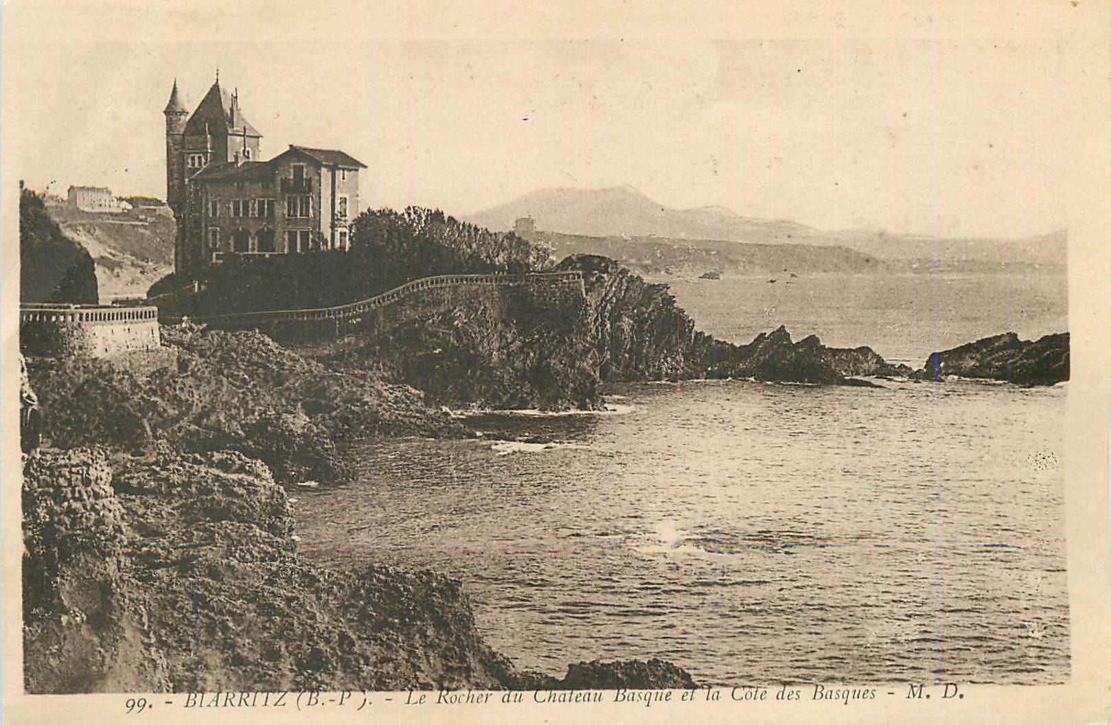 CPA Biarritz (B P) Le Rocher du Chateau Basque et la Cole des Basques