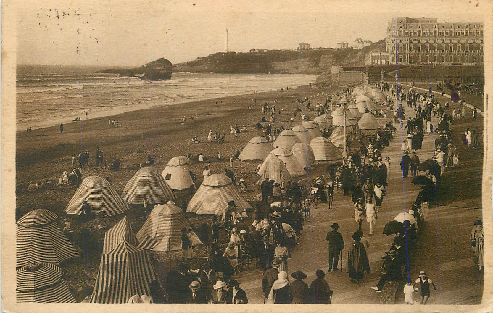 Plage animée avec parasols rayés — Éditeur non identifiable