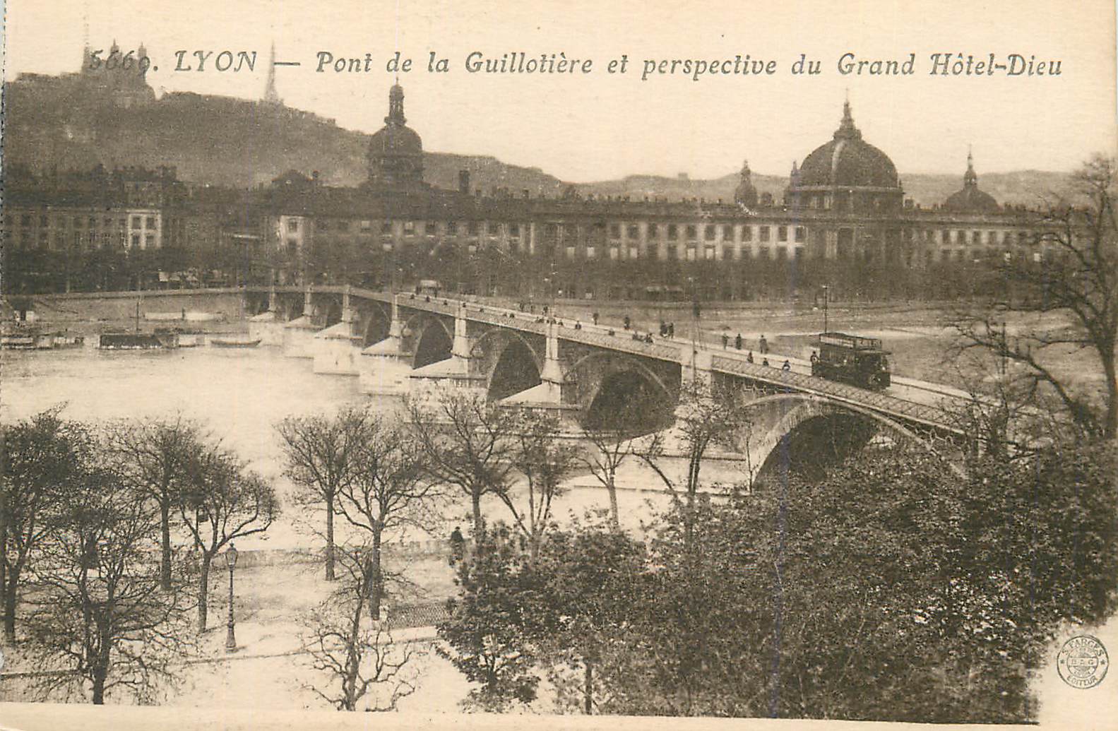 CPA Lyon Pont de la Guillotiere et Perspective du Grand Hotel Dieu