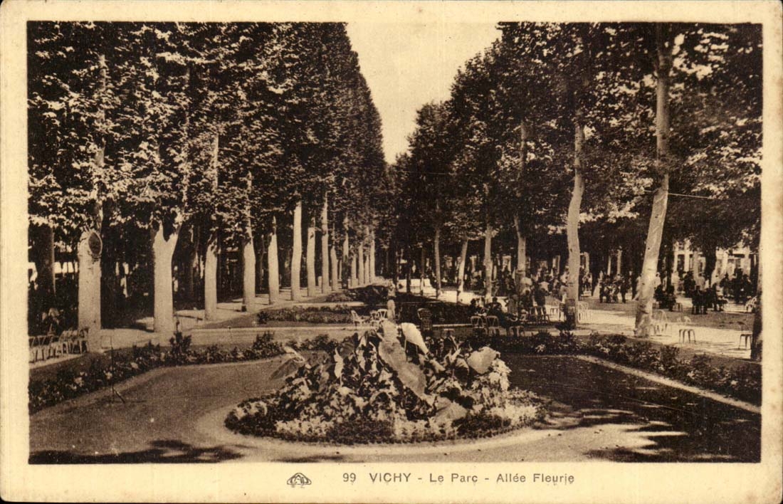 Vichy CPA Le parc Allee fleurie