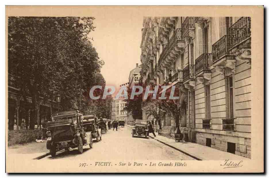 Vichy CPA Sur le parc Les grands hotels