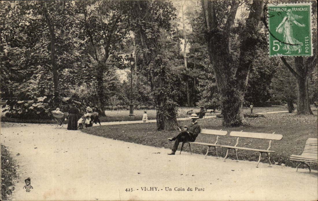 Vichy CPA Un coin du parc