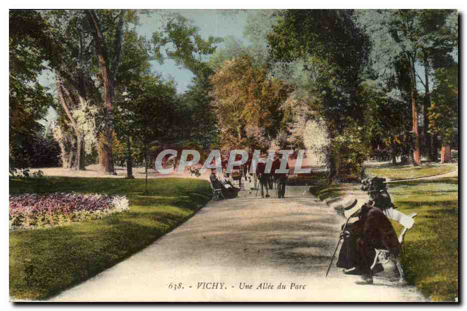 Vichy CPA Une allee du parc
