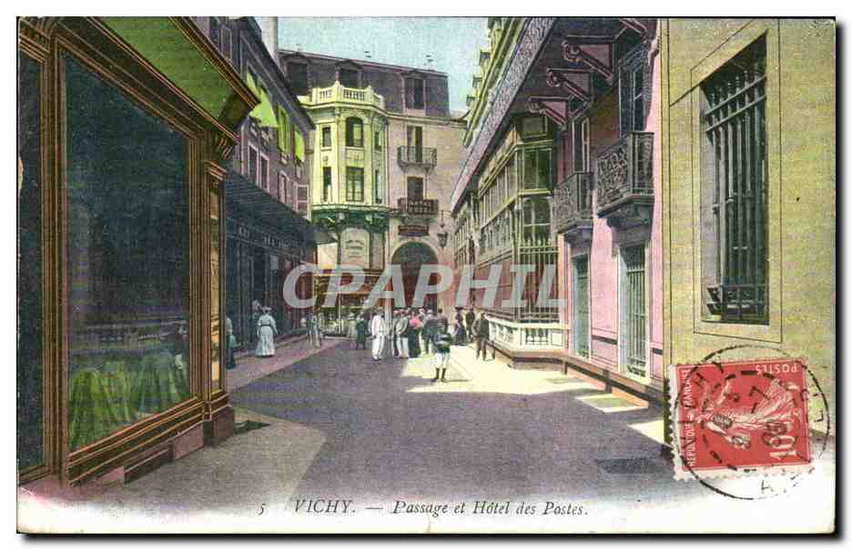 Vichy CPA Passage et hotel des Postes