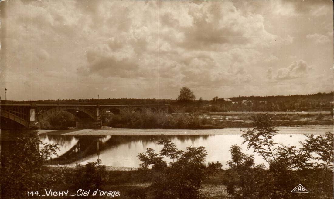 Vichy CPA Ciel d'orage