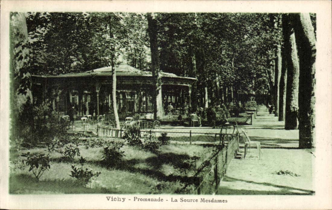 Vichy CPA Promenade La source mesdames