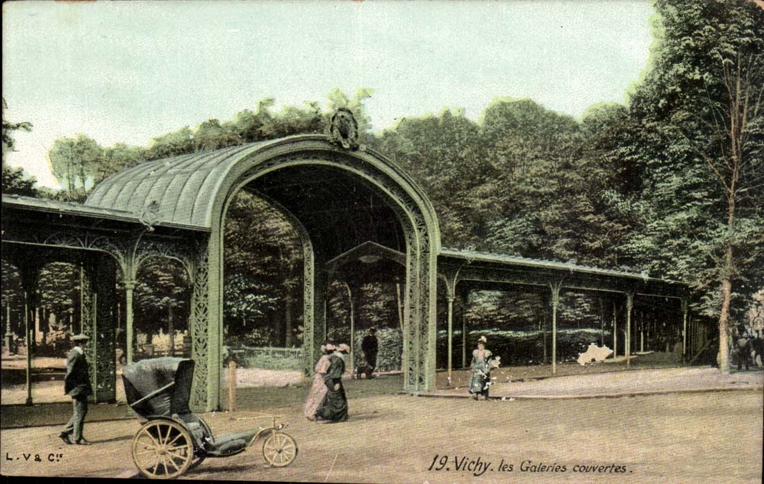 Vichy CPA Les galeries couvertes
