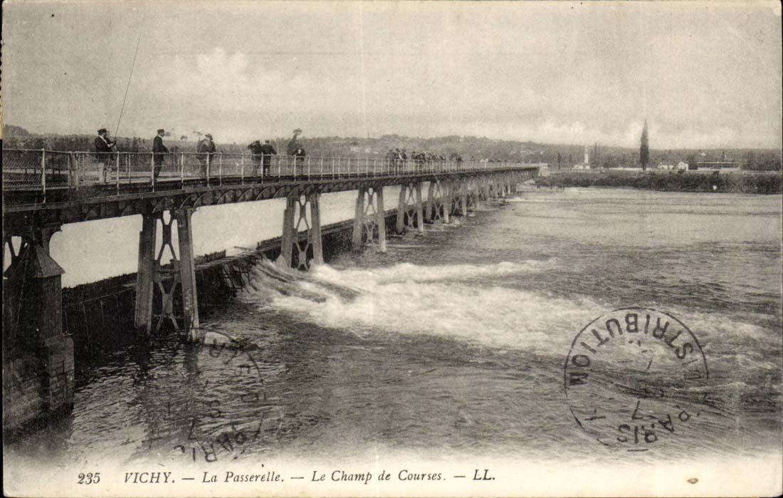 Vichy CPA La passerelle Le champ de courses