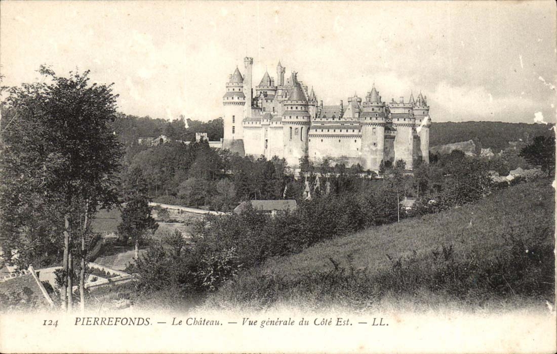 PierreFonds — Das Schloss — Allgemeiner Blick von der Ostseite — LL.