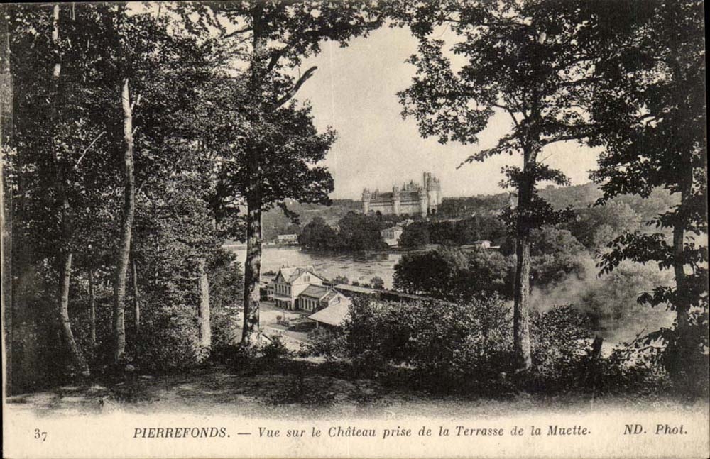 Pierrefonds — Vue sur le Château prise de la Terrasse de la Muette — ND. Phot.