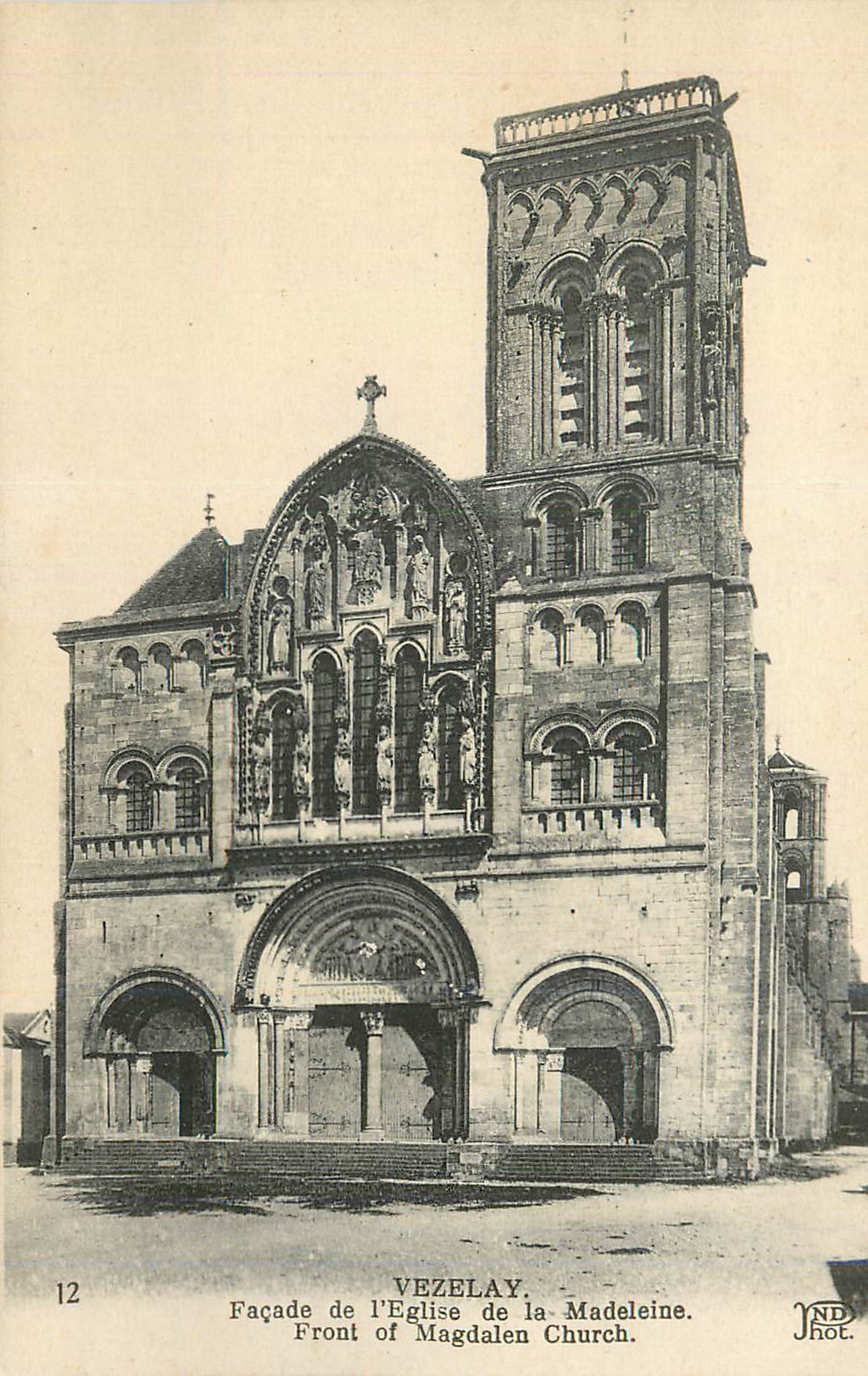 CPA Vezelay Facade de l'Eglise de la Madeleine