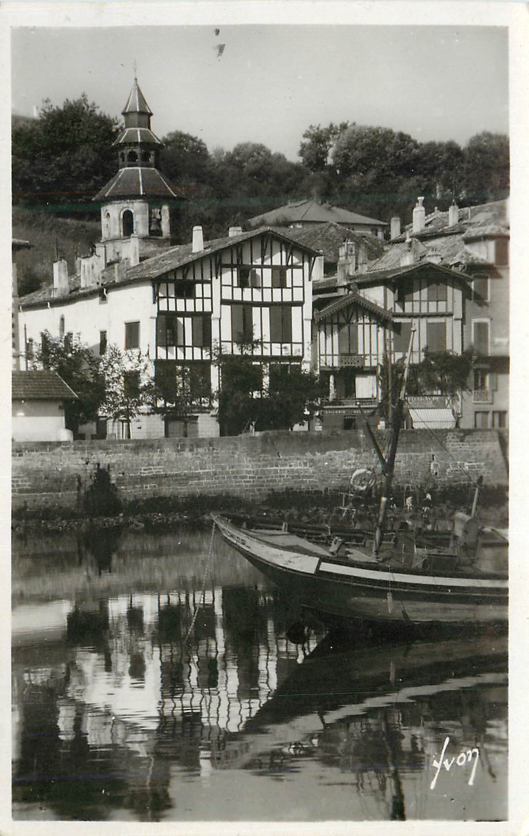 Ville de style basque — éditeur Yvon, n° de série non visible