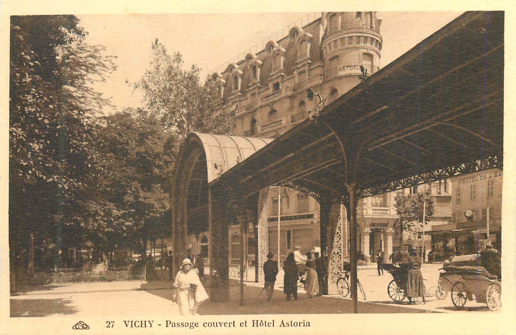 CPA Vichy Passage Couvert et l'Hotel Astoria
