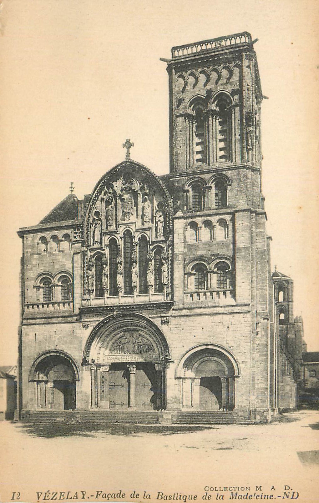 CPA Vezelay Facade de la Basilique de la Madeleine
