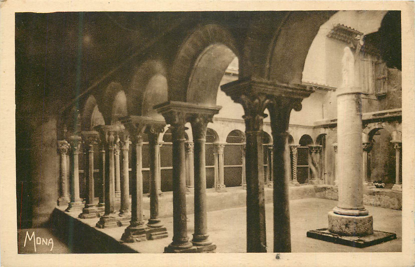 Cour intérieure d'un couvent — arche et colonnes — éditeur Mona