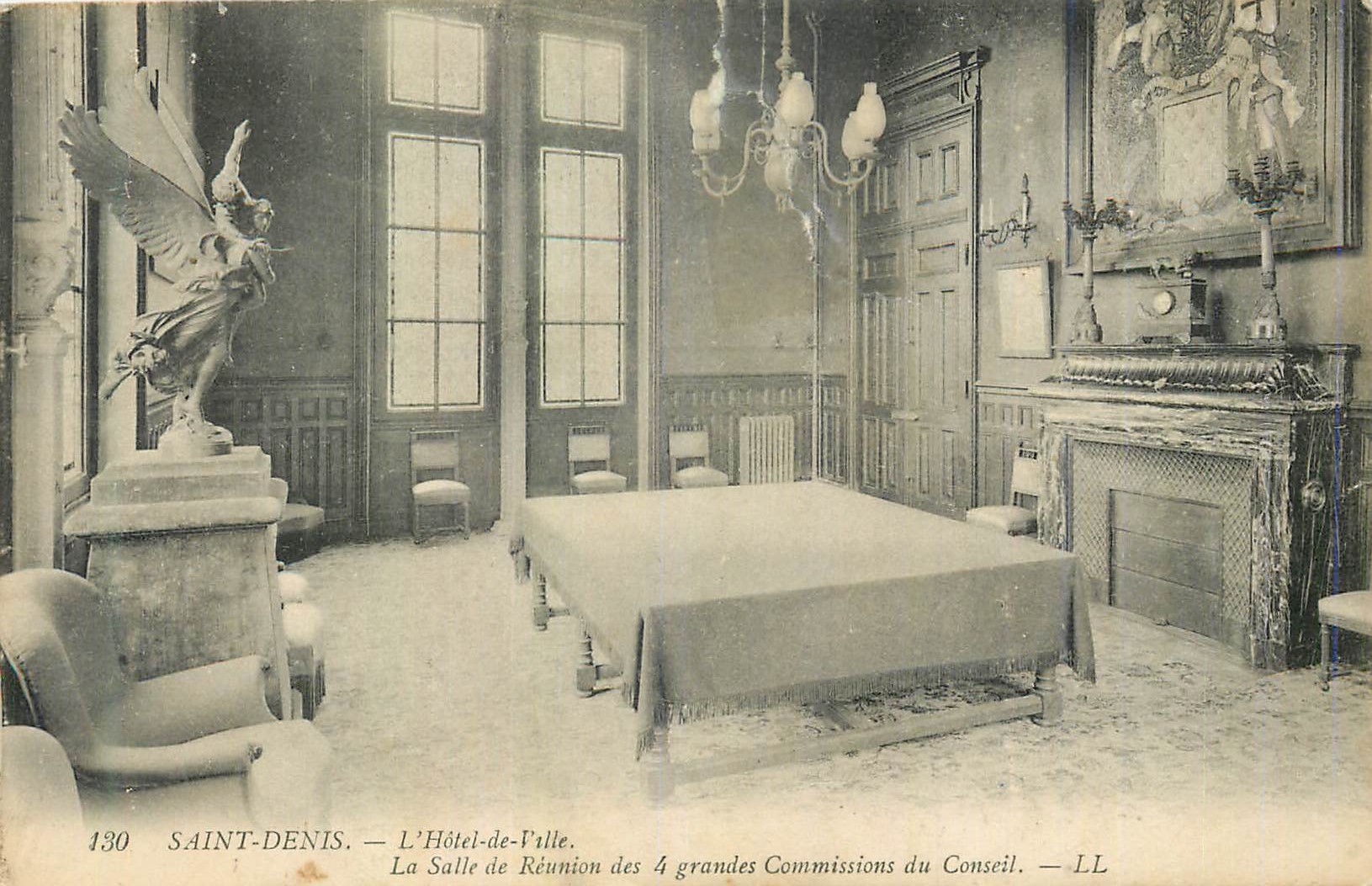 Saint-Denis — L'Hôtel-de-Ville. La Salle de Réunion des 4 grandes Commissions du Conseil — LL