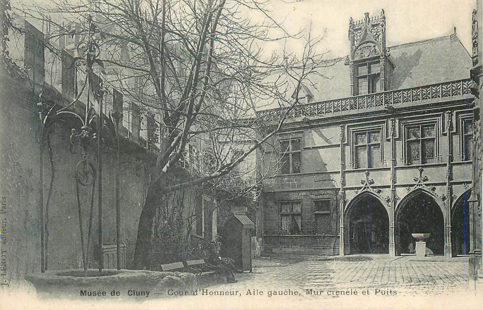 CPA Musee de Cluny Cour d'Honneur Aigle Gauche Mur Crenele et Puits