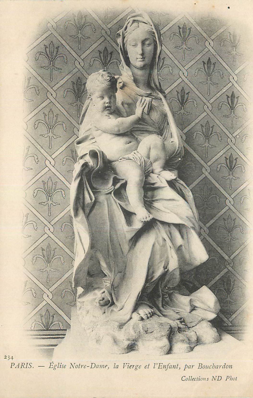 CPA Paris Eglise Notre Dame La Vierge et l'Enfant par Bouchardon
