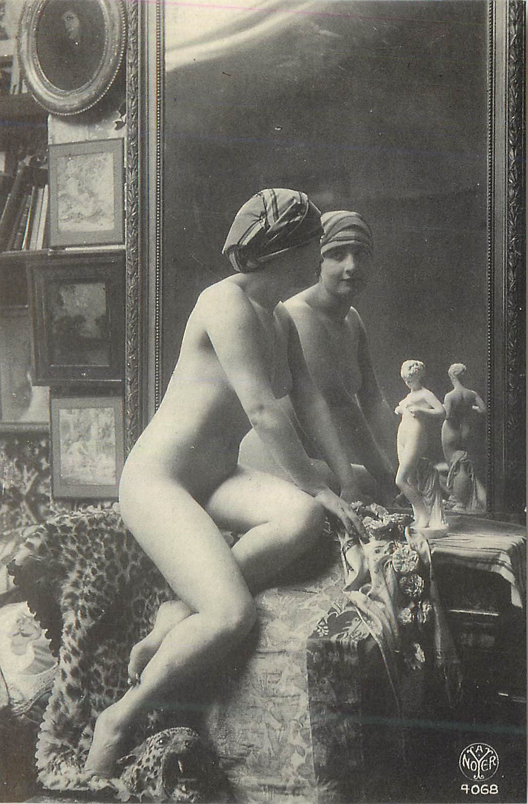 Nudité féminine — pose avec miroir — Y. NOYER n° 9068