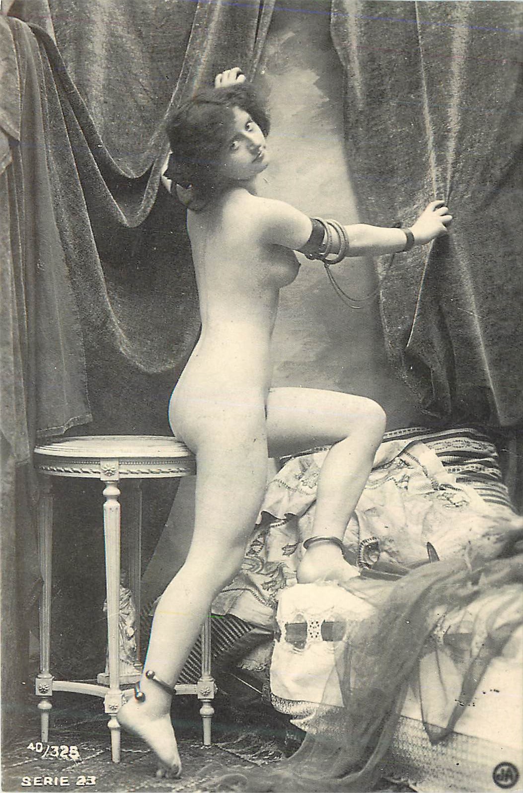 Nue assise sur un tabouret — série 23 — éditeur JA