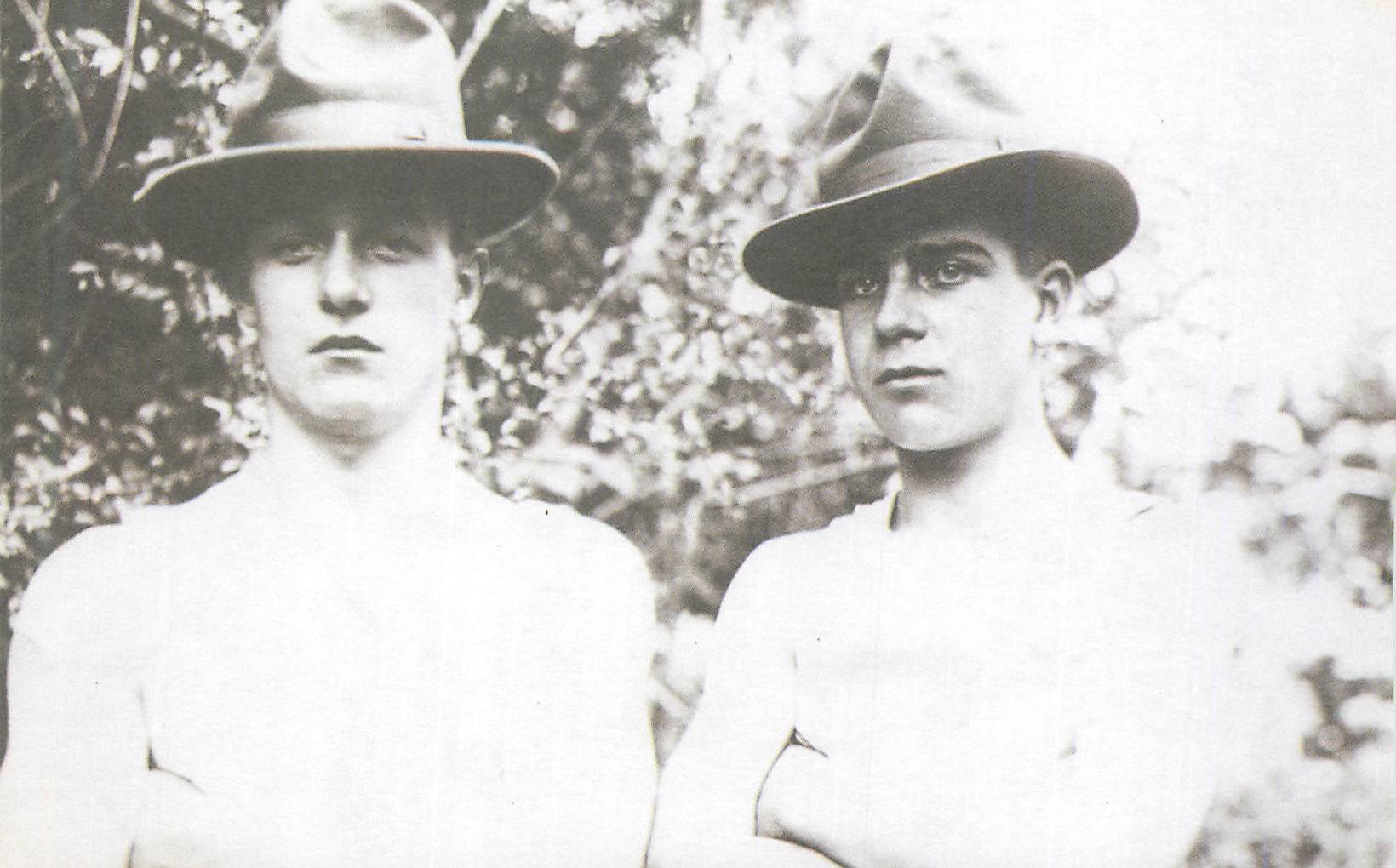 Deux jeunes hommes en chapeaux — photographie en noir et blanc — datée vers 1920