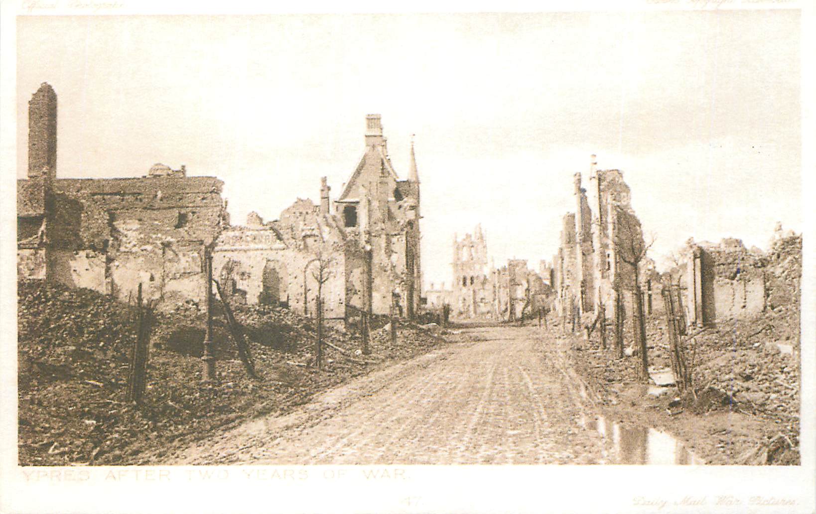 CITTÀ DISTRUTTA DOPO DUE ANNI DI GUERRA — Daily Mail War Pictures n°47