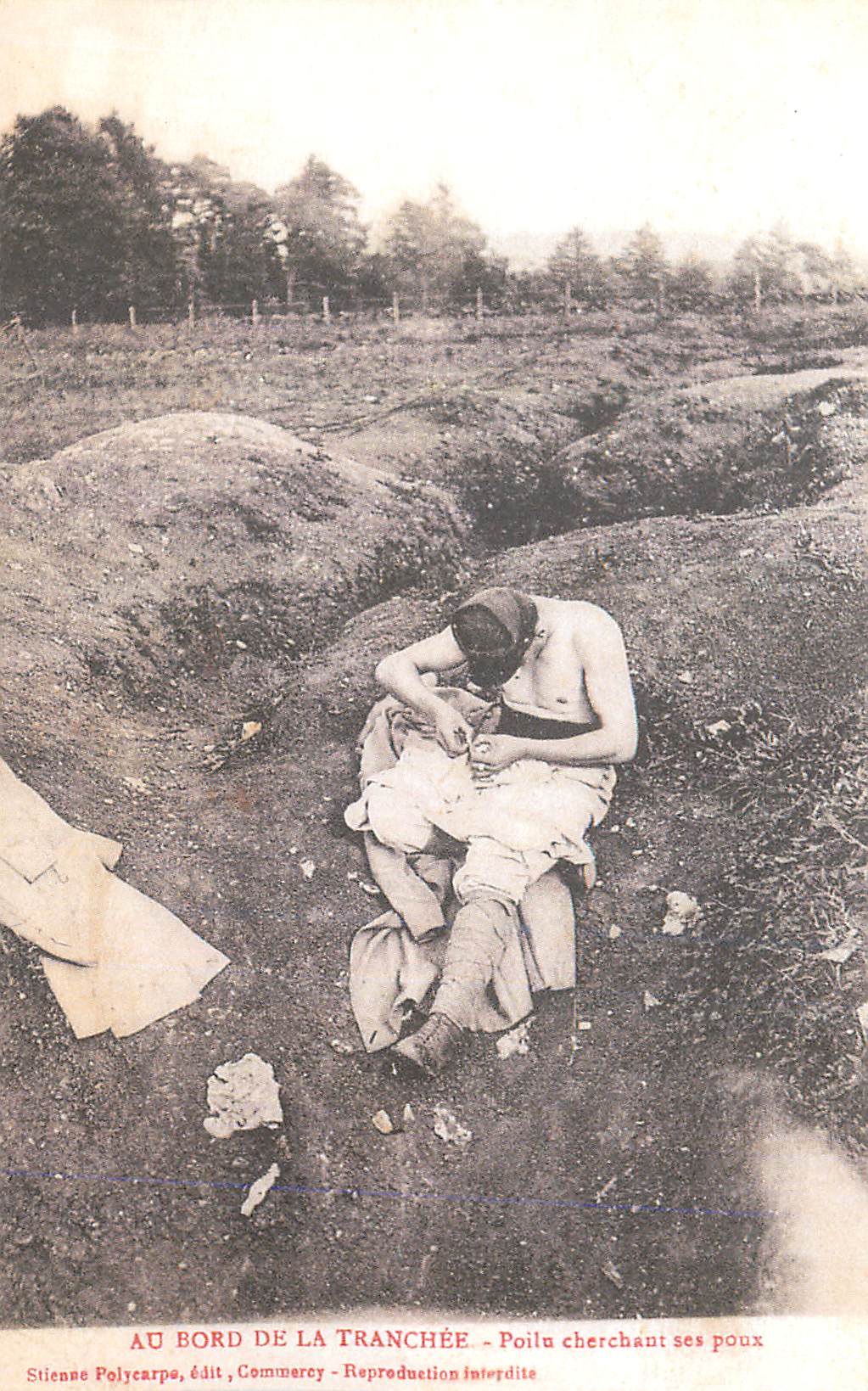REPRO Au Bord de la Tranchee Poilu Cherchant ses poux Militaria