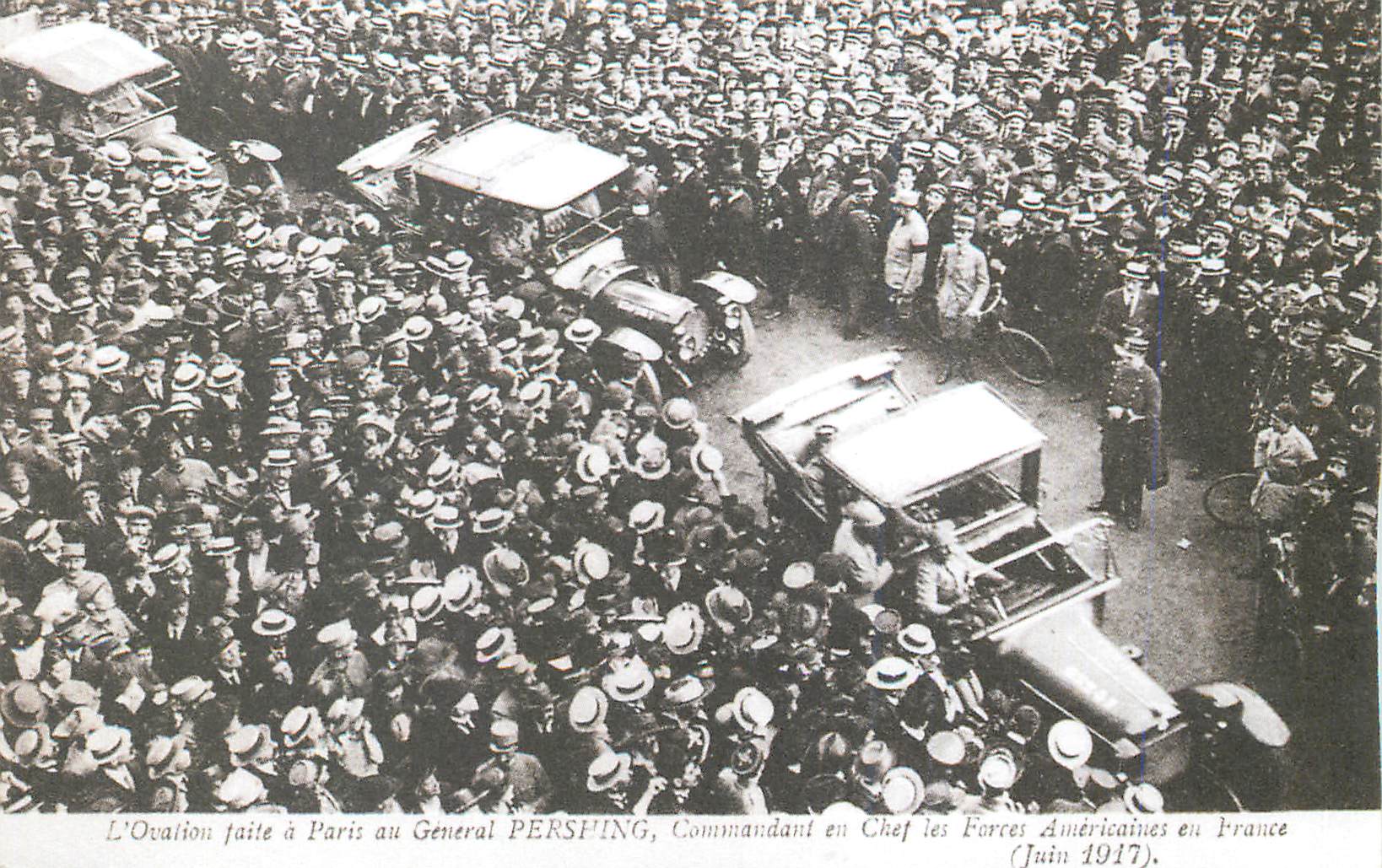 Ovation à Paris au Général PERSHING — Commandant en Chef les Forces Américaines en France — Juin 1917